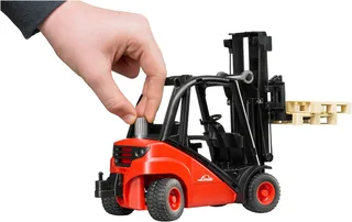 Linde Gabelstapler H30D met Anhängerkupplung en 2 Paletten – 02511 · 1:16 van Bruder – productfoto 4 van 5