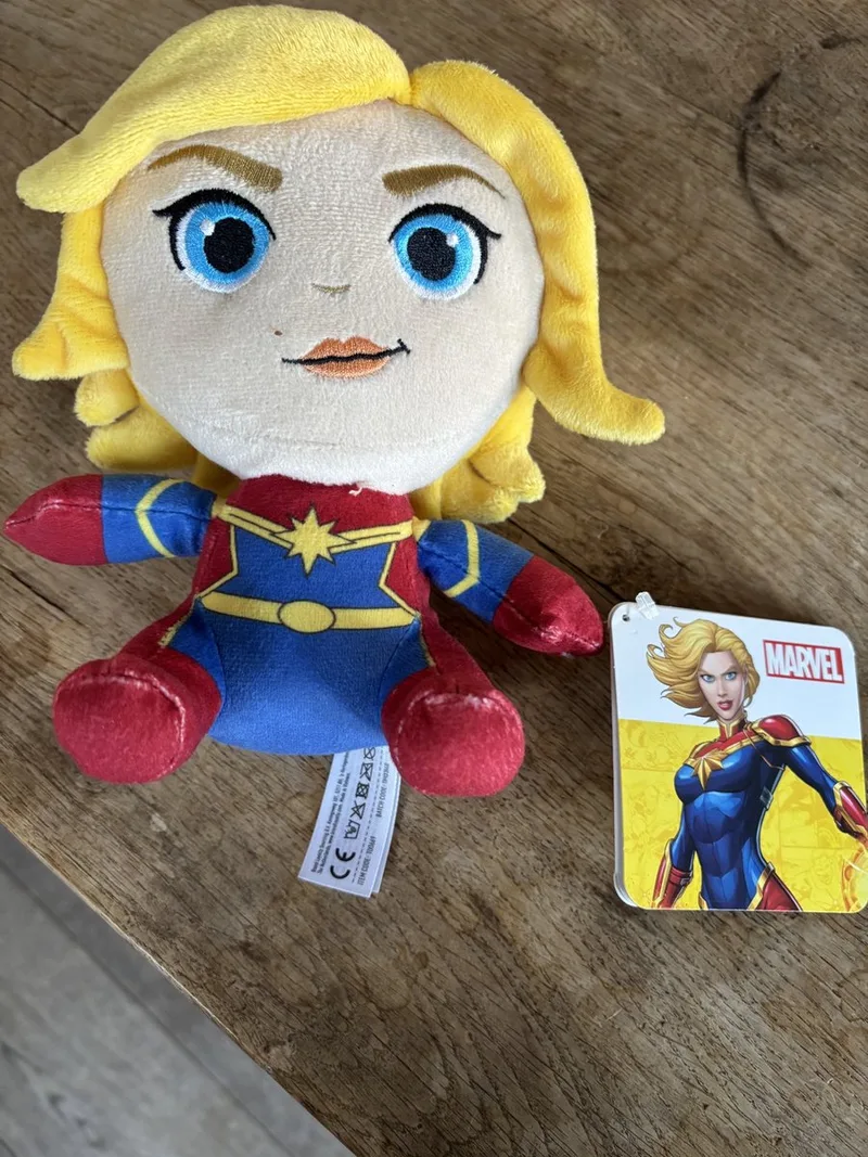 Pluche Captain Marvel 16cm från Disney i Flerfärgad – produktbild
