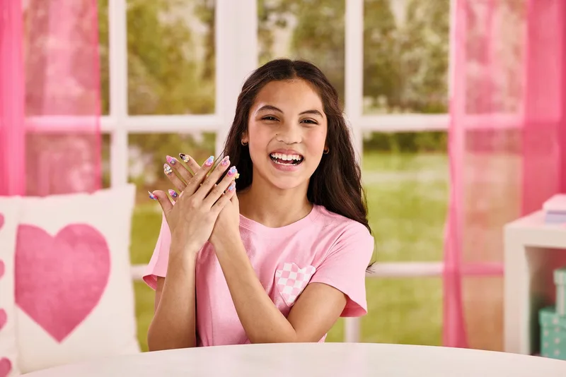 Nail studio Barbie Designer Kit- met herbruikbare nagels- zonder nageldroger- veilig voor kinderen- alleen water nodig von Aquabeads in Mehrfarbig – Produktfoto 5 von 5