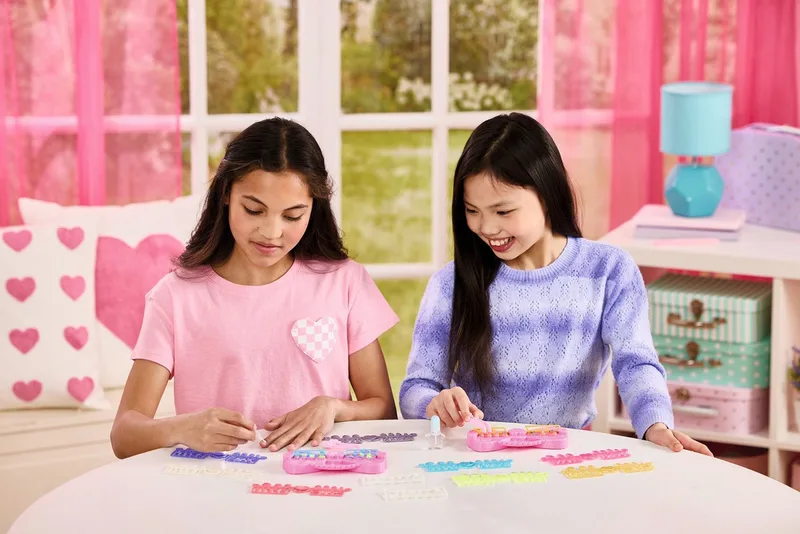 Nail studio Barbie Designer Kit- met herbruikbare nagels- zonder nageldroger- veilig voor kinderen- alleen water nodig von Aquabeads in Mehrfarbig – Produktfoto 4 von 5