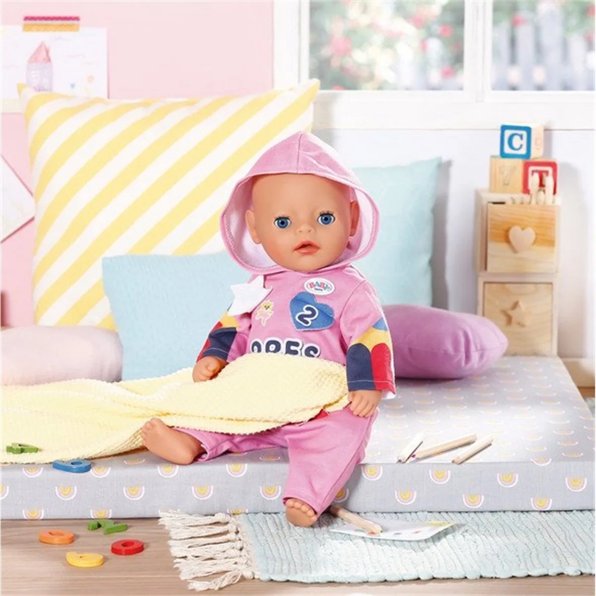 Kindergarten Speelpakje met Badges - Poppenkleding 36 cm van BABY born in Roze – productfoto