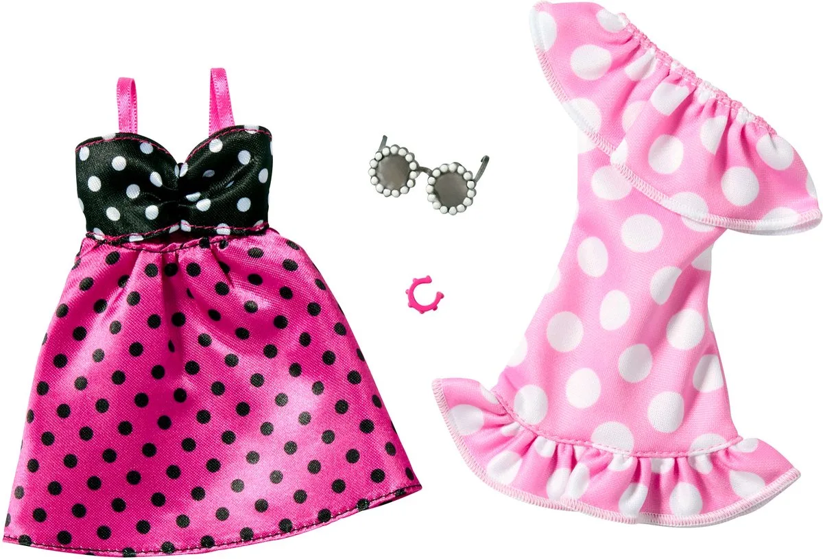 Barbie 2-Pack Kleding Outfit en Accessoires - 2 Zomerse stippeljurken, Zonnebril en Armband fra Barbie i Flerfarvet – produktbillede