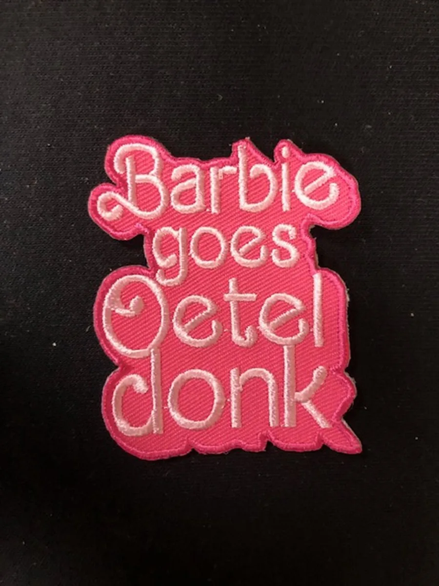 embleem Barbie goes Oeteldonk från Barbie i Roze wit – produktbild