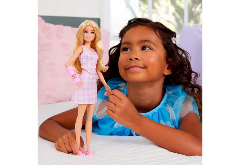 Fashionistas - Met - Modepop de Barbie en Roze Gipsverband – photo du produit 2 sur 5