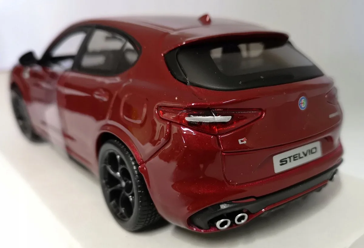 Alfa Romeo Stelvio 1:24 Metaal Modelauto de Bburago en Rouge – photo du produit