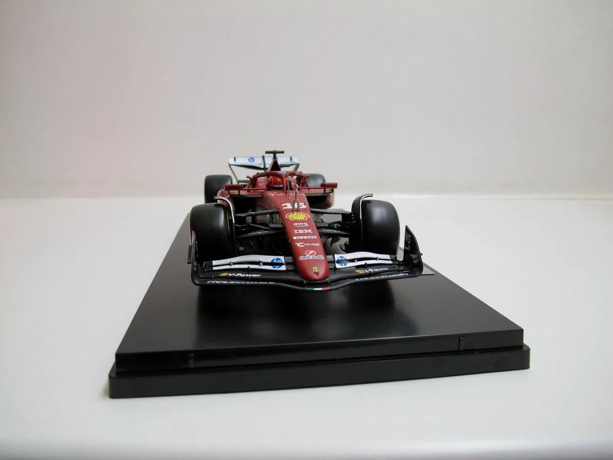 Bburago 1/18 Ferrari SF-25 #16 Charles Leclerc F1 -2025 // Diplay Box de Bburago en Rouge – photo du produit