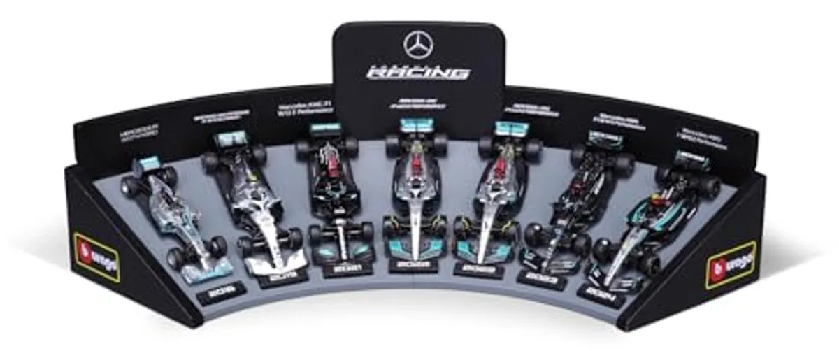 F1 Mercedes AMG deluxe cadeau set met display standaard 1:43 raceauto speelgoed. från Bburago i Flerfärgad – produktbild