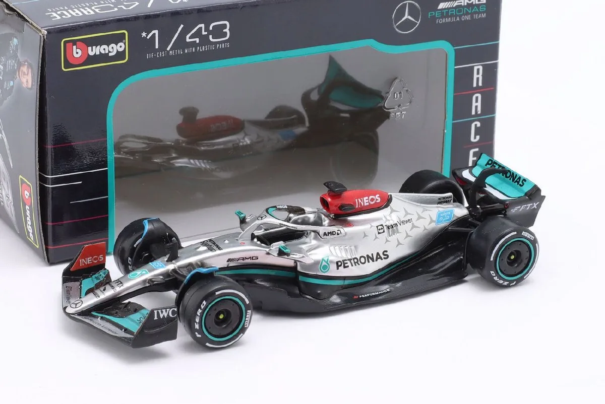 Mercedes W13 #63 George Russell Season 2022 van Bburago in Zilver – productfoto