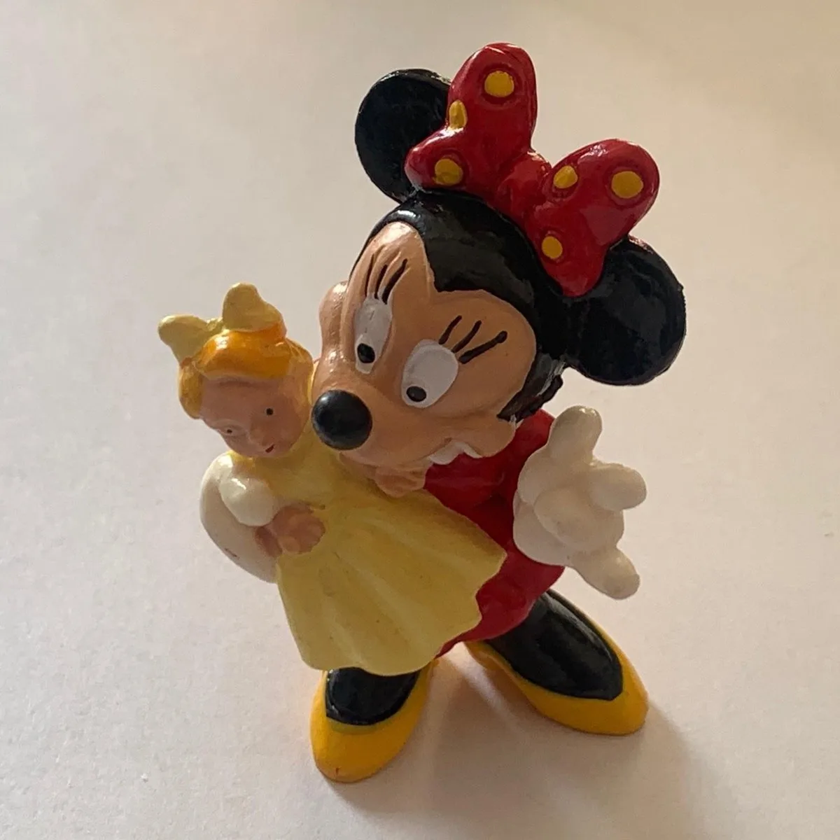 Disney, Minnie Mouse met baby / pop (+/-7cm), merk : Bullyland. von Bullyland in Rood en wit – Produktfoto