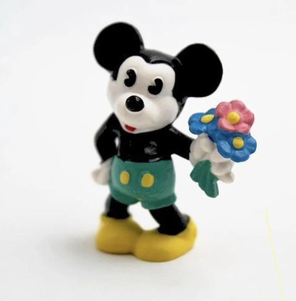 Disney speelfiguurtje - Mickey Mouse geeft bloemen - 5cm - taarttopper van Bullyland in Meerkleurig – productfoto