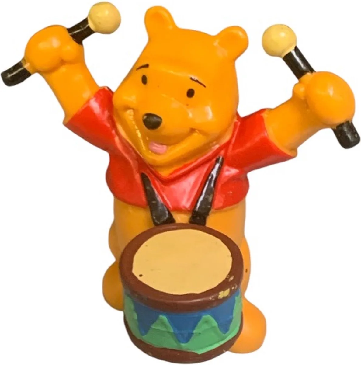 Winnie de pooh met trommel - 6cm Bullyland speelfiguurtje från Bullyland i Orange – produktbild