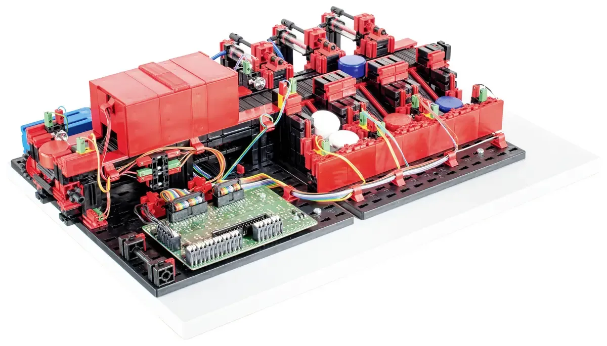 Sortierstrecke mit Farberkennung 24V Simulatiemodel 24 V fra fischertechnik – produktbillede