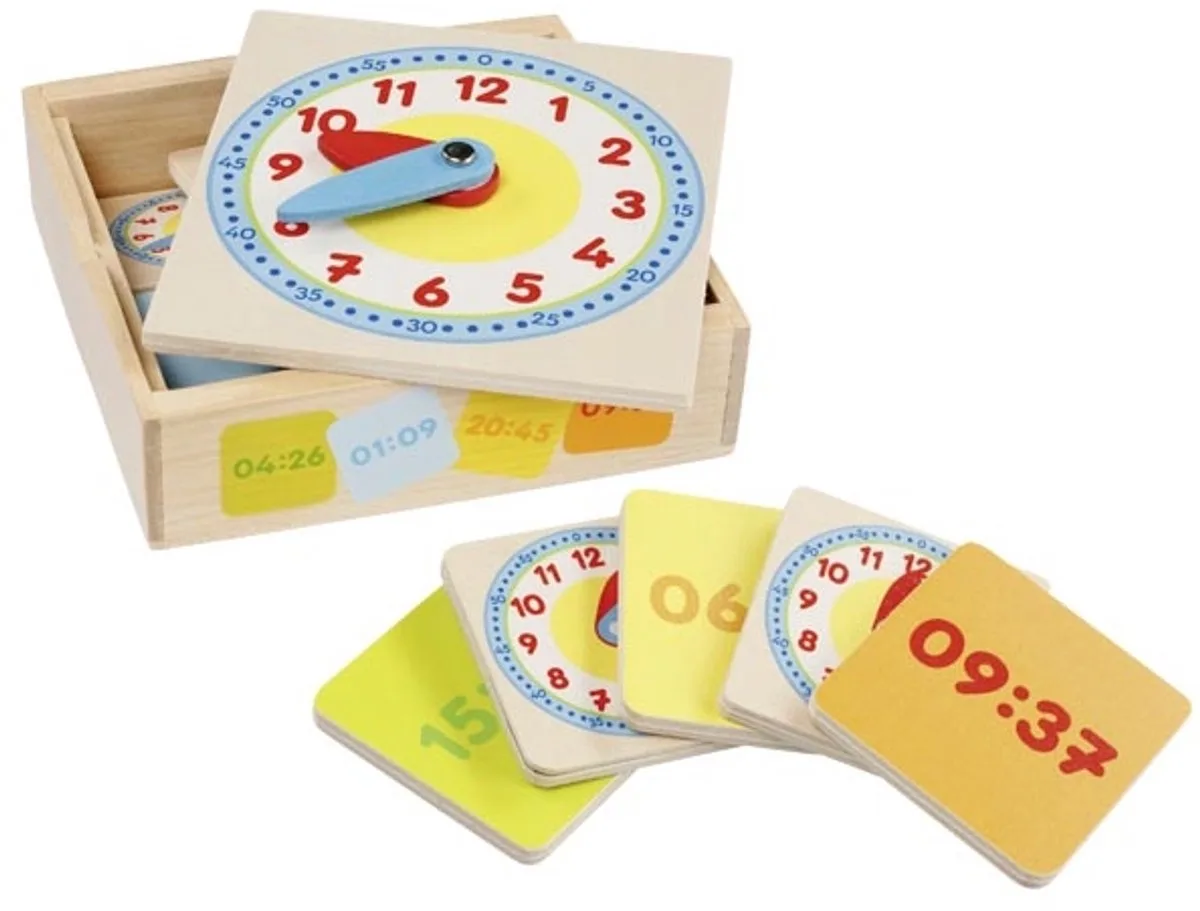 KLOK 12x12x3,5cm, 12-delig, om het uur te leren lezen, in houten kistje, 5+ van Goki in Meerkleurig – productfoto