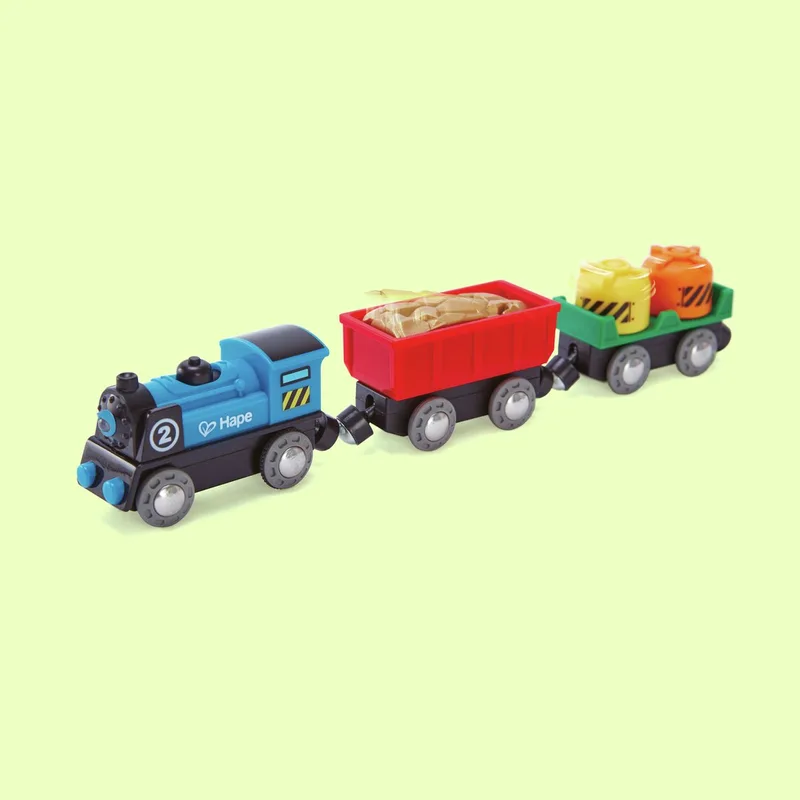 Batterijtrein Goederenset - Blauwe Locomotief met 2 Goederenwagons, Speelgoedtrein vanaf 3 Jaar by Hape in Multicolour – product photo