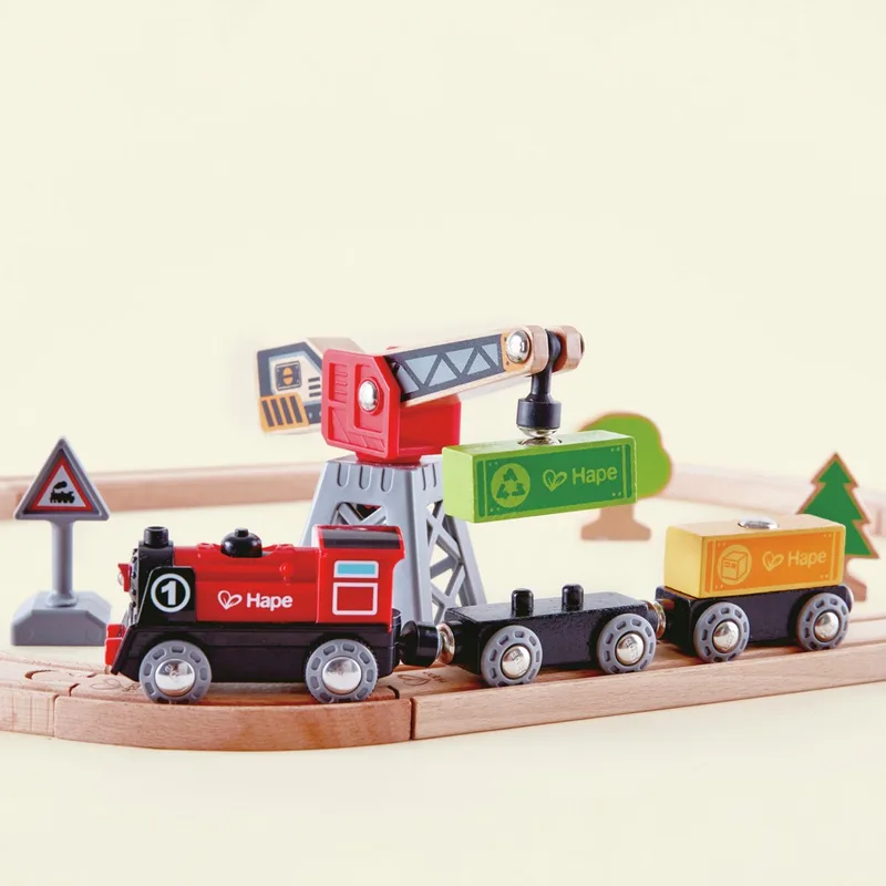 Cargo Delivery Loop - Houten Treinset met Magnetische Kraan en Locomotief, 19 Delig, 3+ van Hape in Meerkleurig – productfoto