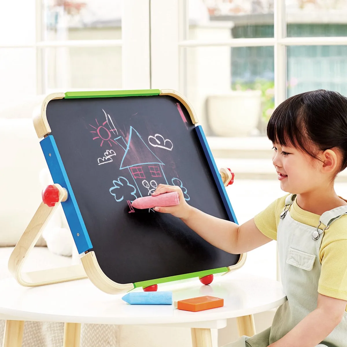 Mobiel Tekenbord voor Kinderen - Dubbelzijdig Whiteboard en Krijtbord, Kunstatelier, 3+ by Hape in Multicolour – product photo