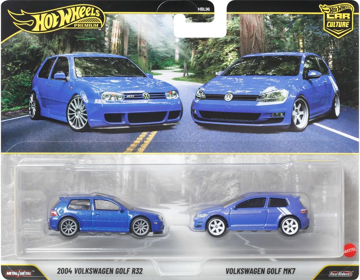 Premium Car Culture Set van 2 - 2004 Volkswagen Golf R32 en Volkswagen Golf MK7 van Hot Wheels in Blauw – productfoto