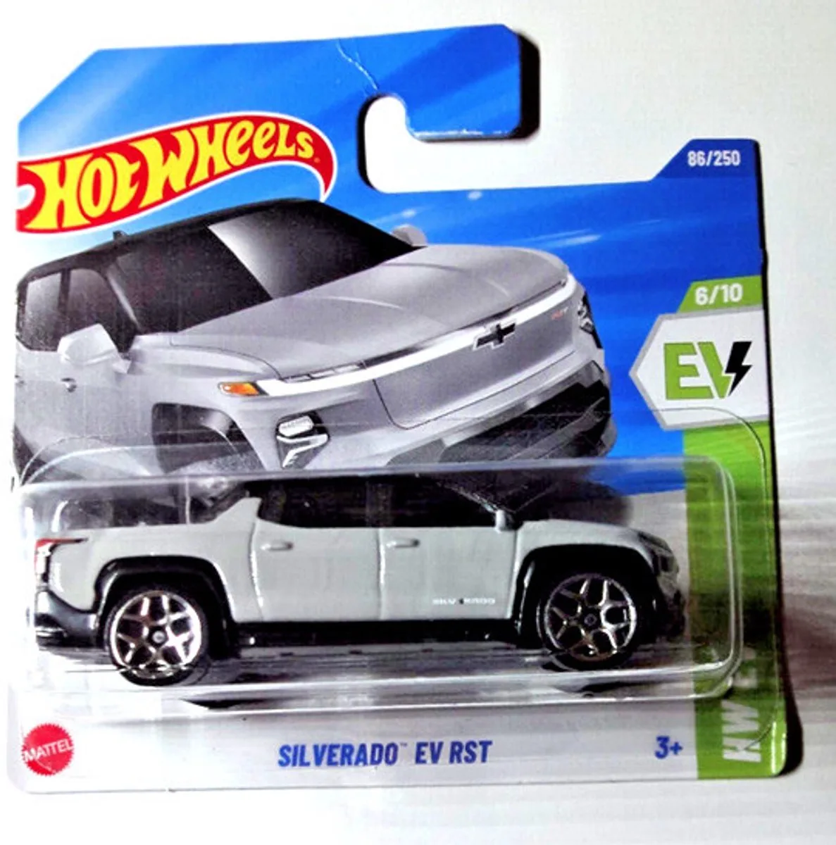 SILVERADO EV RST 86/250 HW EV 6/10 SHORT CARD 1:64 van Hot Wheels in Grijs – productfoto