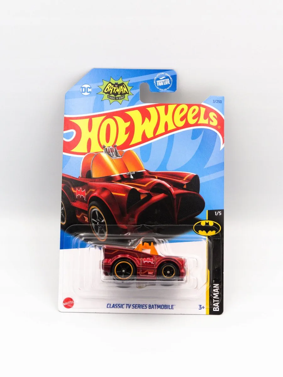 Super Treasure Hunt Klassieke tv-serie Batmobile van Hot Wheels in Rood – productfoto