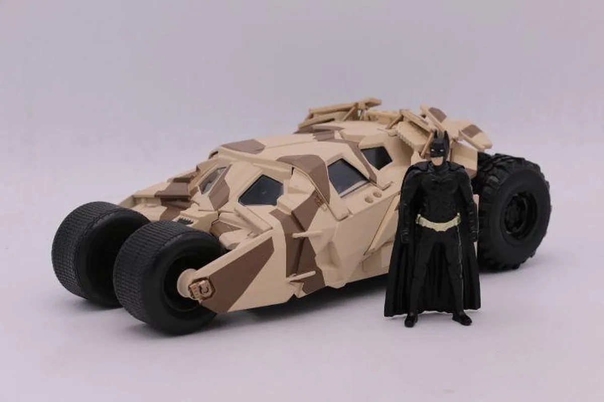 Batman The Dark Knight Diecast Model 1/24 2008 Batmobile Camo with figure van Jada Toys in Meerkleurig – productfoto