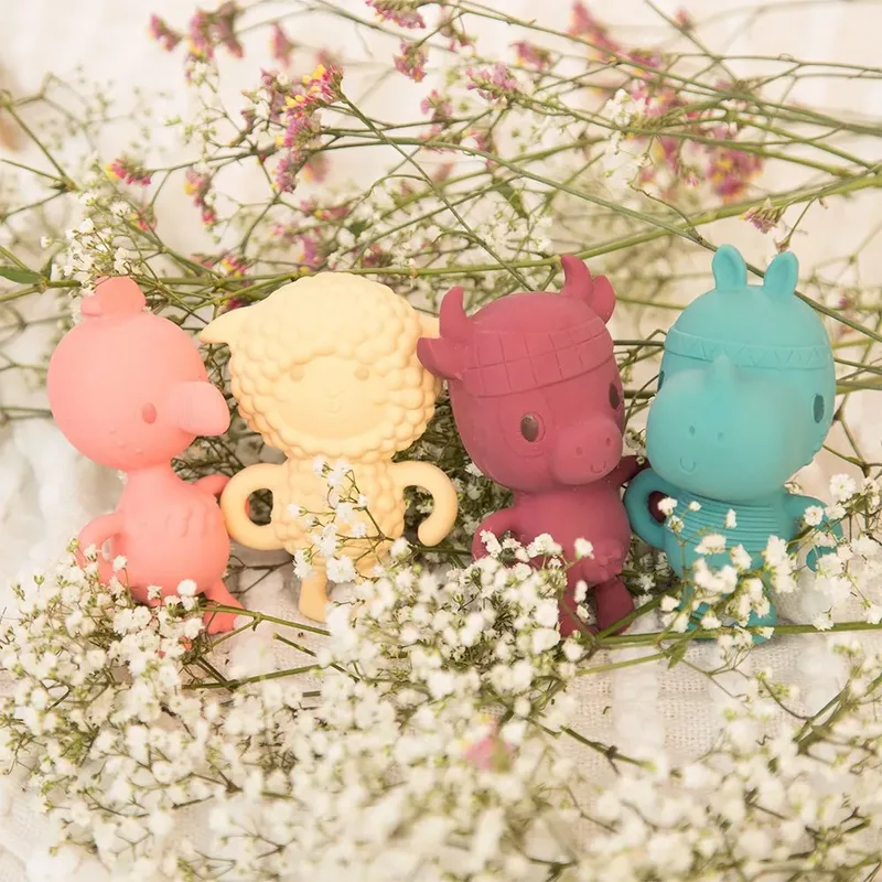 Zintuigelijke eco rammelaar - Yvon het schaap de Lilliputiens en Multicolore – photo du produit 6 sur 6