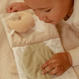 Newborn Naturals Activiteitenboekje van Little Dutch in Créme – productfoto 7 van 8