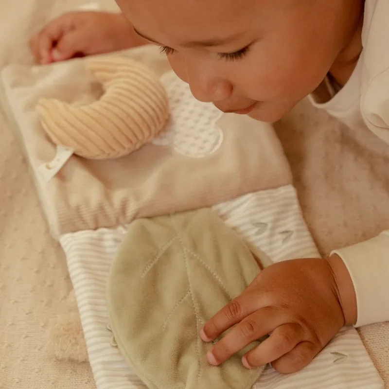 Newborn Naturals Activiteitenboekje van Little Dutch in Créme – productfoto 7 van 8