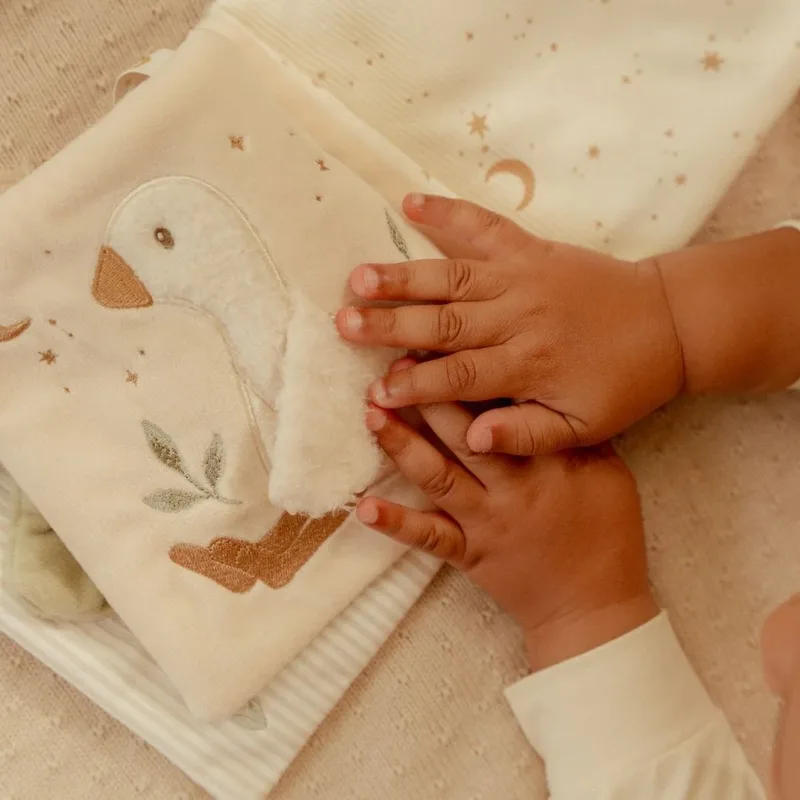 Newborn Naturals Activiteitenboekje van Little Dutch in Créme – productfoto 6 van 8