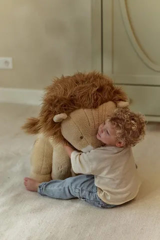 Safari Friends Knuffel Leeuw - 60 cm by Little Dutch in Beige – product photo 4 of 4