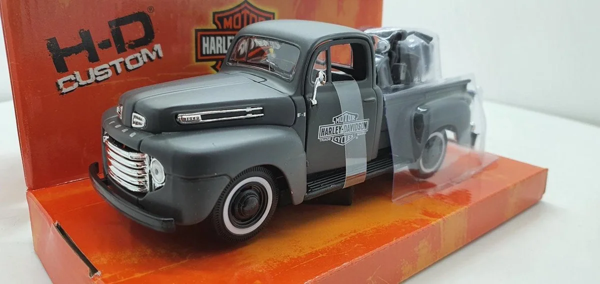 Ford F-1 - Modelauto - Schaal 1:24 van Maisto in Mat grijs – productfoto