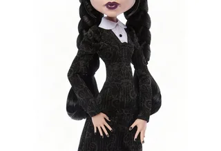 x Wednesday verzamelpop - Wednesday Addams in zwarte jurk met Thing als accessoire de Monster High en NEW Wednesday Addams – photo du produit 5 sur 5