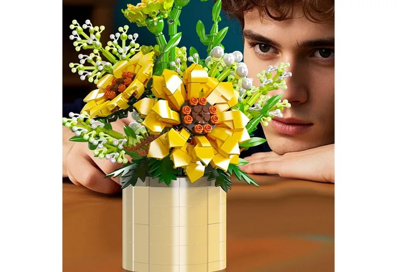 Mould King 24110 Botanical Zomer Bloemenboeket in Vaas | Bloemenpracht flowers collection modelbouw | Classic Creator STEM speelgoed bloemen bouwpakket voor volwassenen & kinderen | Geschikt voor Lego | DIY Kunstbloemen | Bouwdoos met 1047 bouwstenen von Mould King in Zonnebloemen in vaas, 1047 bouwblokken – Produktfoto 4 von 4