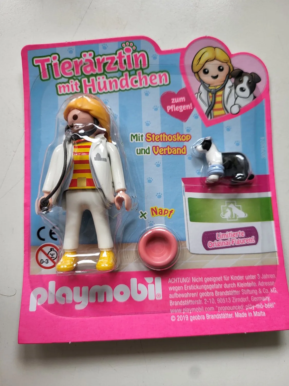 special edition Dierenarts vrouw met stethoscoop en hondje met pootje in verband by Playmobil – product photo