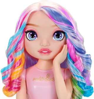 Stylinghoofd en 4-in-1-speelset met Bella-pop van 33 cm, uitwasbare haarcrèmes, nagellak, haarborstel en haarkleurtool. Stylen! Kleuren! Lakken! Ook voor jou! Uitwassen en herhalen. Creatief 4-12+ van Rainbow High in Meerkleurig – productfoto 1 van 5
