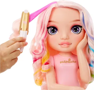 Stylinghoofd en 4-in-1-speelset met Bella-pop van 33 cm, uitwasbare haarcrèmes, nagellak, haarborstel en haarkleurtool. Stylen! Kleuren! Lakken! Ook voor jou! Uitwassen en herhalen. Creatief 4-12+ van Rainbow High in Meerkleurig – productfoto 2 van 5