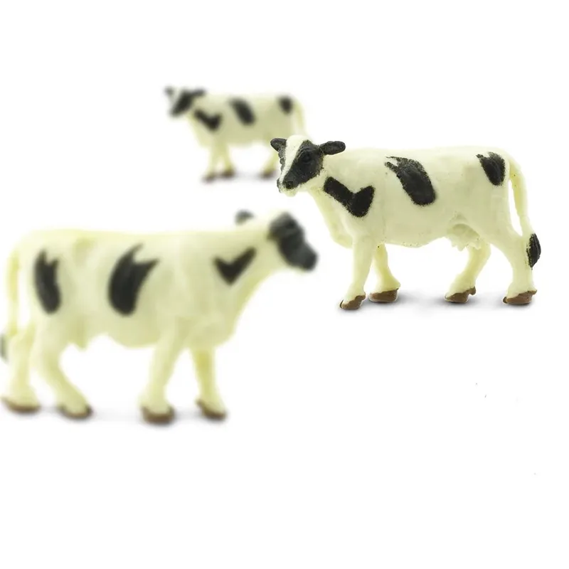 Lucky Mini's/ geluksmini's Holsteiner koeien 10 stuks (ca 1-2 cm) från Safari Ltd i Vit – produktbild 2 av 3