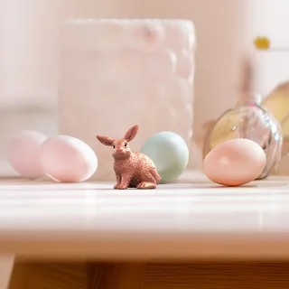 75002 Rose Gold Easter Bunny från Schleich – miljöbild 2 av 4