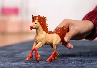 70756 Elementa Fire Unicorn Stallion från Schleich – miljöbild 3 av 3