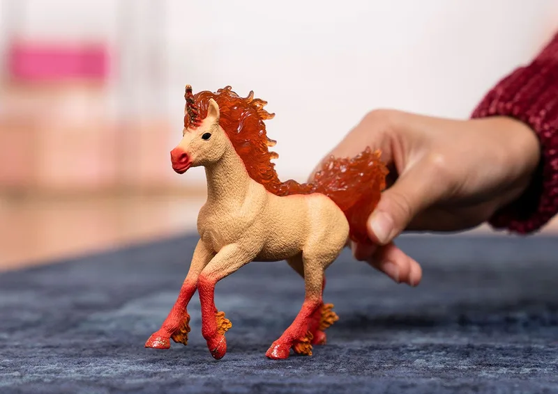 70756 Elementa Fire Unicorn Stallion från Schleich – miljöbild 3 av 3
