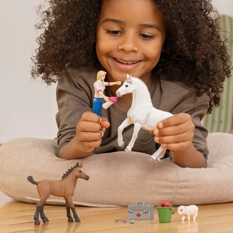 42486 Vet visiting mare and foal fra Schleich – miljøbillede 2 af 4
