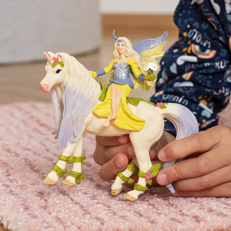 70565 Fairy Sera with blossom unicorn fra Schleich – miljøbillede 2 af 3