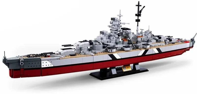 ModelBricks KMS Bismarck 2‑in‑1 oorlogsschip bouwspeelgoed – Constructiespeelgoed modelbouwset – bouwdoos met 1849 bouwstenen – M38‑B1102 van Sluban in Bismarck Slagschip – productfoto