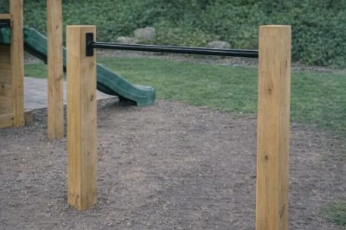Duikelstang 125cm + Bevestigingsmateriaal från small foot i Svart – produktbild
