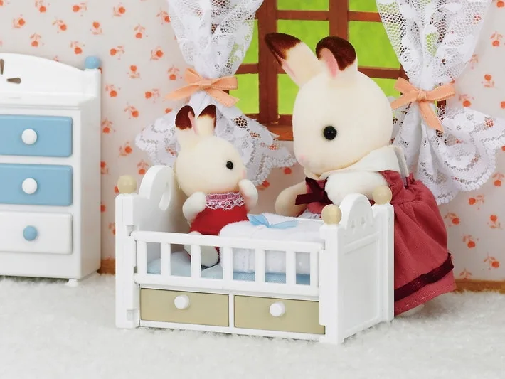 5017 Schokoladenhasen Baby mit Babybett de Sylvanian Families – photo d’ambiance 3 sur 3