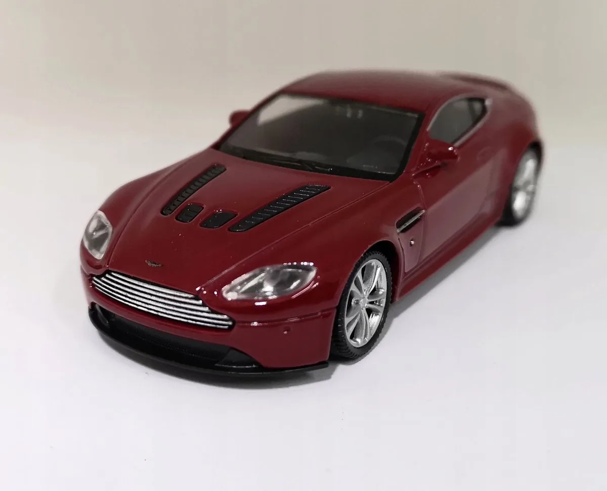 Aston Martin V12 Vantage 1:43 Metalen Modelauto von Welly in Rot – Produktfoto