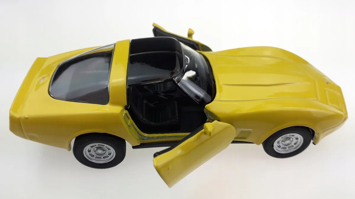 Chevrolet Corvette Coupe 1982 Metaal Model 1:34 de Welly en Jaune – photo du produit