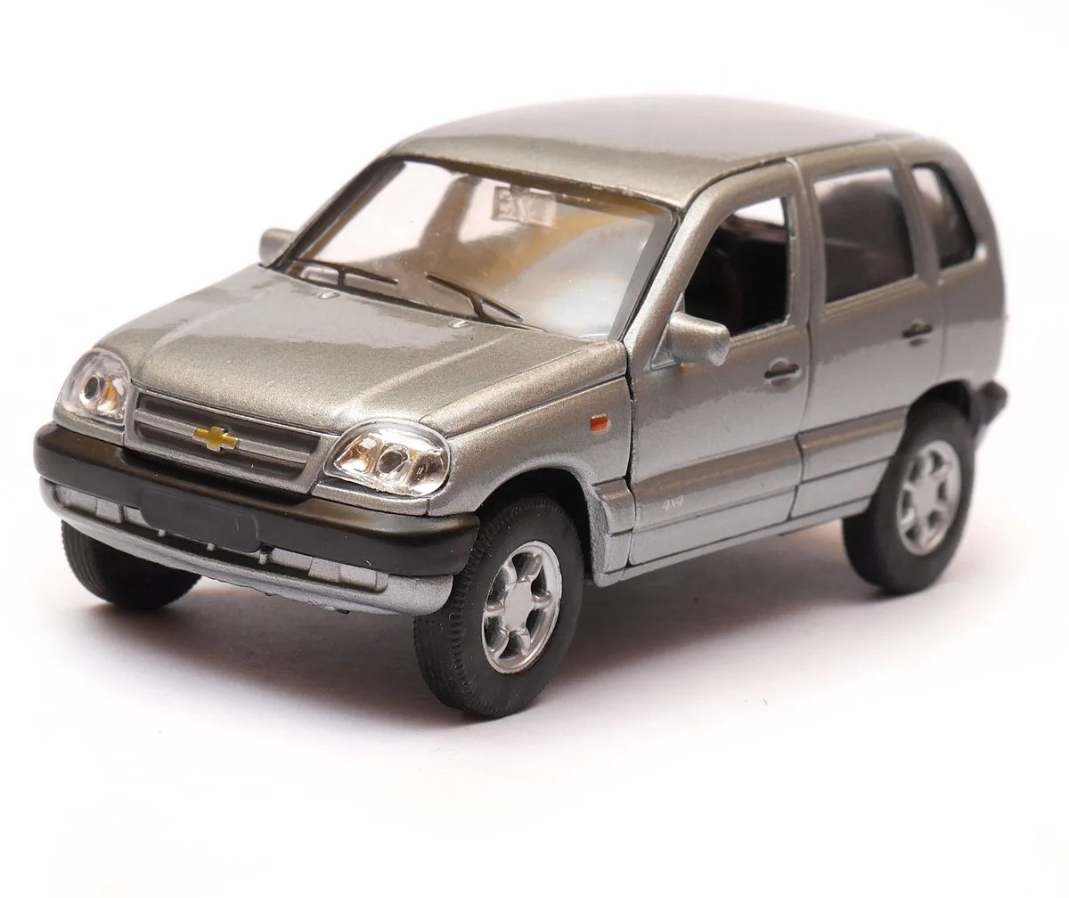 Chevrolet Niva Modelauto 1:34 Metaal de Welly en Argent – photo du produit