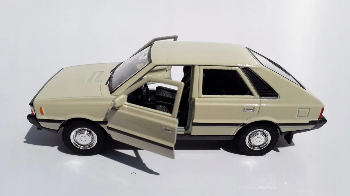 Collonga FSO 1500 Mr'78 Borewicz model van Metalowy 1:34 fra Welly i Kremowy – produktbillede