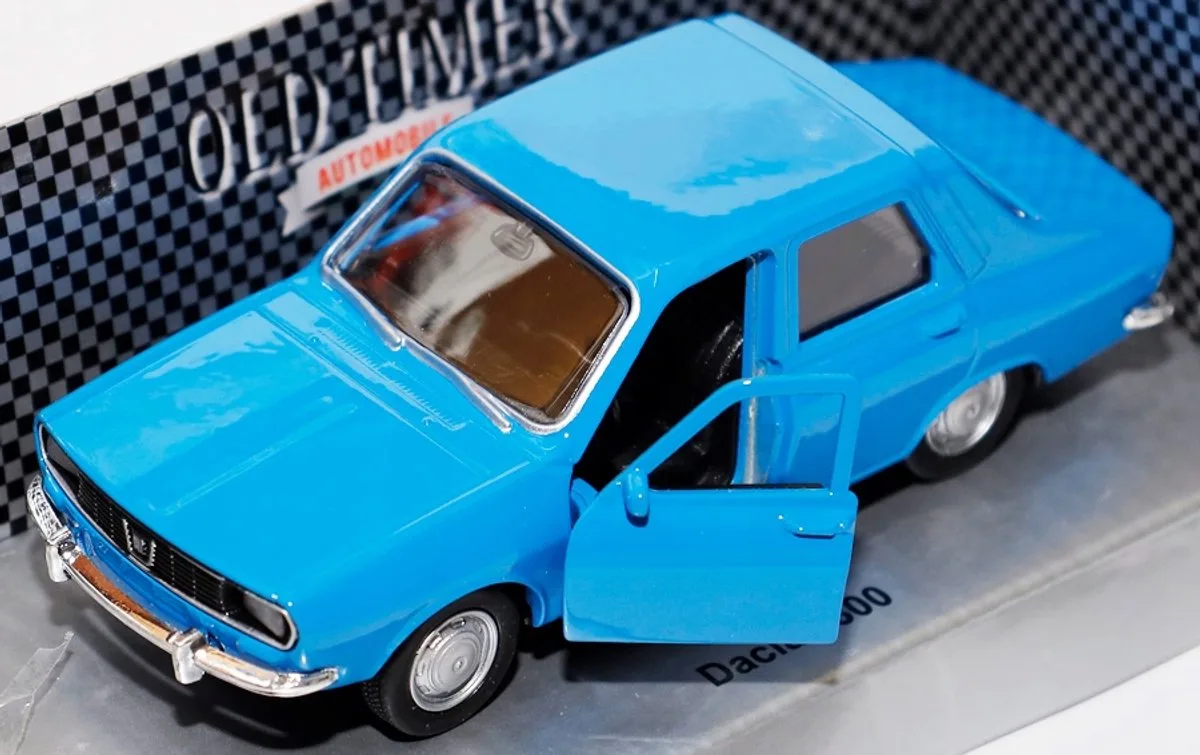 Dacia 1300 Model Auto - Metalen Speelgoedauto met Openende Deuren fra Welly i Blå – produktbillede