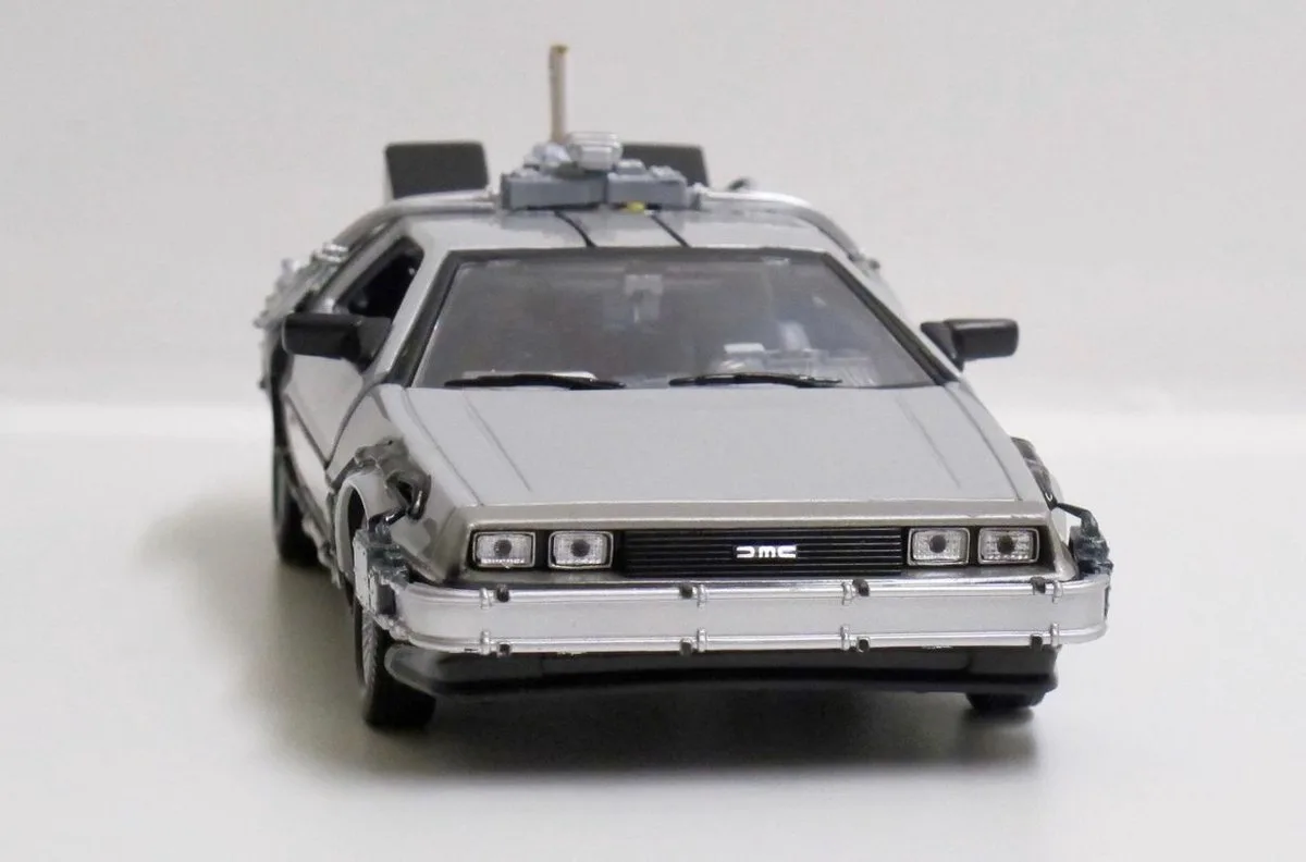 DeLorean "Back to the Future part II" Time Machine, flying wheel version *1/24* van Welly in Grijs – productfoto
